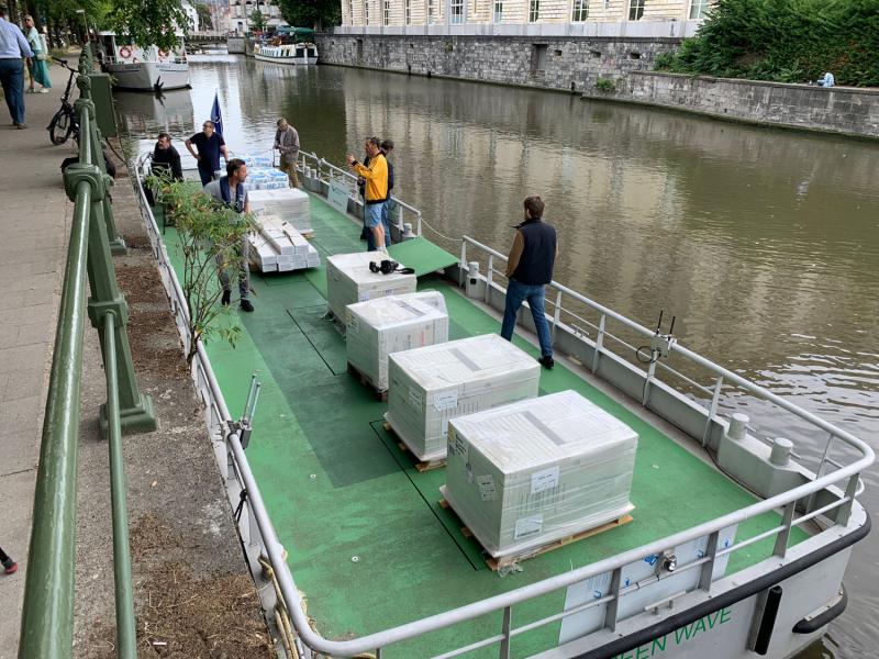 Elektrische stadsboot vervoert bouwmaterialen tot in centrum Gent